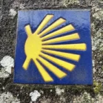 A spanish symbol in yellow and blue