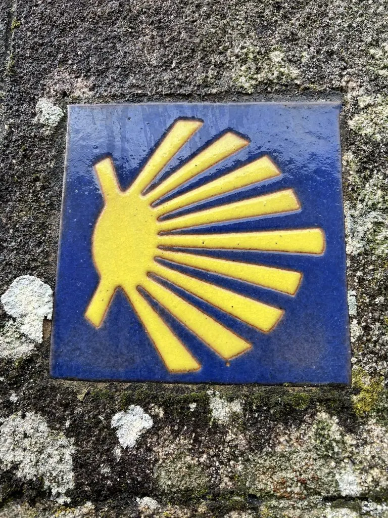 A spanish symbol in yellow and blue